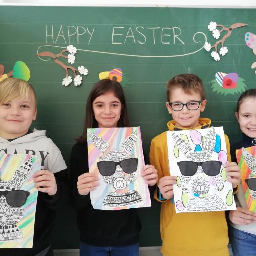 Kinder mit gezeichneten Osterhasen