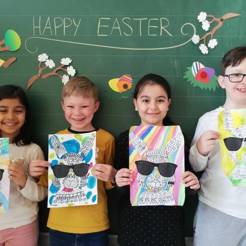 Kinder mit gezeichneten Osterhasen